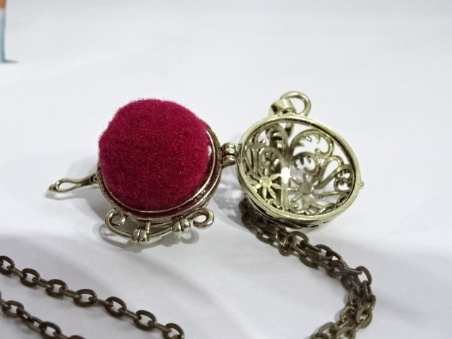 Antique Gold Effect Decorative 'Aromatherapy' Necklace / Locket
